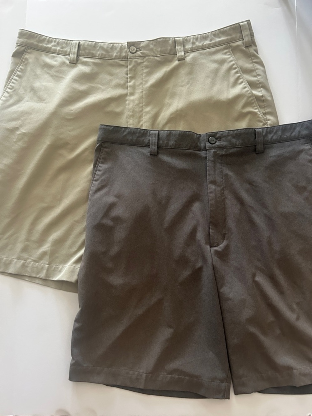Cutter & Buck Men's Flat Front Shorts in Light Khaki and Charcoal size 40
